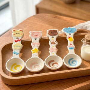 Peut inclure: Ensemble de trois mugs en céramique avec une finition mate et mouchetée. Les tasses sont de couleur crème, gris clair et gris foncé. Chaque mug a un design simple et moderne et une anse arrondie. Pour le café ou le thé.