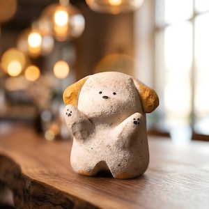 Peut inclure: Panneau en bois fait à la main avec le mot "Bienvenue" dans une police fantaisiste. Le panneau est peint en blanc avec une finition vieillie et présente un motif floral dans les tons de rose et de vert. Il mesure environ 30 cm de large.