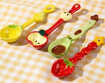 Cucharas de cerámica pintadas a mano para frutas, con diseños de postre, limón, manzana y fresa.