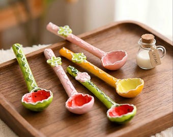 Cuchara de cerámica hecha a mano, cuchara para remover postres con diseño de flor color dopamina.