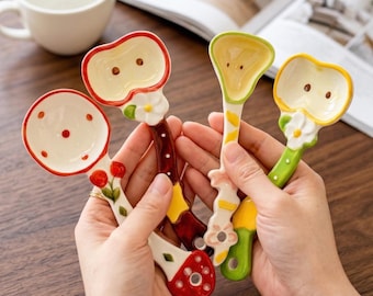 Cucharas de cerámica hechas a mano con decoración bajo vidriado, ideales para decorar manzanas, cerezas, zanahorias y peras.