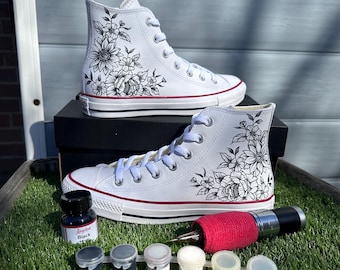 Getatoeëerde custom sneakers gebaseerd op originele Converse
