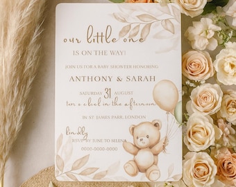 Puede incluir: Invitación a baby shower con ilustración de osito de peluche, globos y detalles florales. El texto dice "Our little one is on the way!" e incluye detalles para el baby shower de Anthony y Sarah.