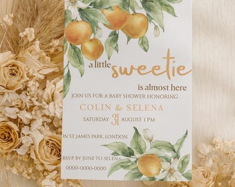 Pode incluir: Convite para chá de bebé com laranjas em aquarela e folhas verdes. O texto diz "a little sweetie is almost here" e inclui detalhes para o chá de bebé de Colin & Selena em 31 de agosto às 13h em Londres.