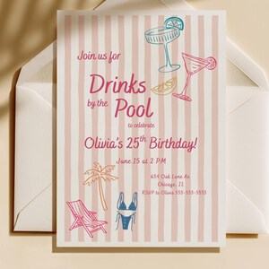 Pode incluir: Um convite de aniversário com um fundo listrado rosa e branco. O convite diz "Drinks by the Pool to celebrate Olivia's 25th Birthday!" com ilustrações de coquetéis, uma palmeira, uma espreguiçadeira e um maiô.
