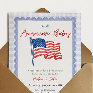K&ouml;nnte beinhalten: Babyparty-Einladung mit amerikanischem Thema. Die Einladung zeigt eine Illustration der amerikanischen Flagge in Rot, Wei&szlig; und Blau. Der Text lautet "An all American Baby" in roter Schrift. Die Einladung befindet sich in einem blauen Vichy-Rahmen.