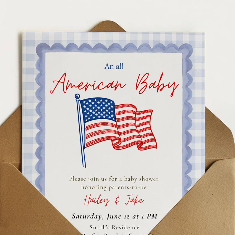 K&ouml;nnte beinhalten: Babyparty-Einladung mit amerikanischem Thema. Die Einladung zeigt eine Illustration der amerikanischen Flagge in Rot, Wei&szlig; und Blau. Der Text lautet "An all American Baby" in roter Schrift. Die Einladung befindet sich in einem blauen Vichy-Rahmen.