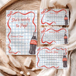 Op de afbeelding: Uitnodiging en kaarten voor een babyshower met een lichtblauw ruitpatroon en rode accenten. De uitnodiging luidt "She's ready to Pop!" en bevat evenementdetails. Kaarten omvatten "Diaper Raffle", "Books for Baby" en "Thank You" met een Coca-Cola fles illustratie.
