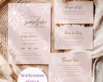 Puede incluir: Un juego de papelería para baby shower en color rosa claro con ilustraciones de copos de nieve blancos y texto dorado. El set incluye una invitación, una tarjeta de rifa de pañales, una tarjeta de libros y una tarjeta de agradecimiento.