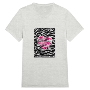 Op de afbeelding: Lichtgrijs t-shirt met een afbeelding van een roze camouflage hart met de tekst "EXCELLENT AS HELL" op een zwart-wit zebraprint achtergrond. Het t-shirt heeft een ronde hals en korte mouwen.