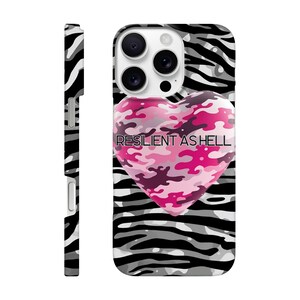 Op de afbeelding: Telefoonhoesje met een zwart-wit zebra streepjespatroon. Een roze en paars camouflage hart staat in het midden van de hoes, met de woorden "RESILIENT AS HELL" in het wit gedrukt.
