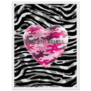 Op de afbeelding: Een print met een roze camouflage hart met de tekst "RESILIENT AS HELL" tegen een zwart, wit en grijs zebra streepjes achtergrond. Het hart is het middelpunt, met een 3D-effect.
