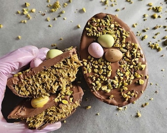 Huevos de Pascua rellenos de chocolate con pistacho y knafeh (media unidad)