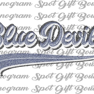 Puede incluir: Texto "Blue Devils" en blanco y negro con un fondo azul brillante. El texto está en una fuente de estilo retro.