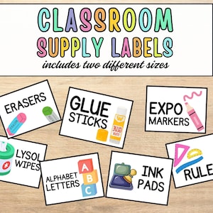 以下が含まれることがあります： 「CLASSROOM SUPPLY LABELS」の文字が入った教室用品ラベルのセットです。「ERASERS」、「GLUE STICKS」、「EXPO MARKERS」、「LYSOL WIPES」、「ALPHABET LETTERS」、「INK PADS」、「RULERS」のラベルが含まれています。明るい木目調の背景です。