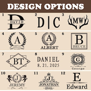 K&ouml;nnte beinhalten: Zw&ouml;lf Designoptionen mit Initialen, Namen und Daten werden gezeigt. Die Designs variieren in Stil und Schriftart. Der Text "DESIGN OPTIONS" steht oben in Dunkelbraun.