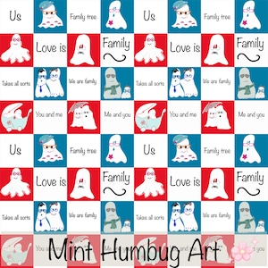 Op de afbeelding: Een stof met een herhalend patroon van witte spookfiguren op een rood, wit en blauw geblokte achtergrond. De spoken zijn afgebeeld in diverse gezinsscènes met teksten zoals Us, Family tree, Love is, Family, Takes all sorts, We are family, You and me en Me and you. De tekst Mint Humbug Art staat onderaan gedrukt.