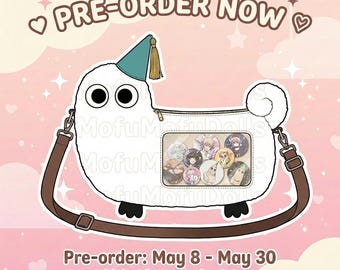 Puede incluir: Bolso bandolera blanco con forma de personaje de dibujos animados, con correa marrón y cremallera. La ventana transparente muestra insignias de personajes. El texto en la imagen dice "PRE-ORDER NOW".