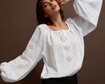 Chemisier brodé en lin blanc, Vyshyvanka ukrainienne à porter en festival, chemise de style folk pour femme, cadeau pour elle