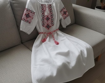 Biała lniana sukienka wyszywanka, ukraińska sukienka midi, letnia sukienka etniczna w stylu boho, tradycyjny ukraiński haft, elegancki prezent dla niej