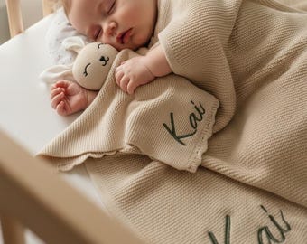 Coffret cadeau de naissance personnalisé avec couverture bébé et doudou lapin, prénom
