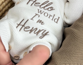 Pelele personalizado para recién nacido con nombre: «Hola mundo, soy…». Primer atuendo bordado. Regalo para bebé.