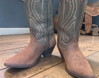 Botas vaqueras bicolor Laredo de cuero marrón y verde oliva con punta afilada, talla 8