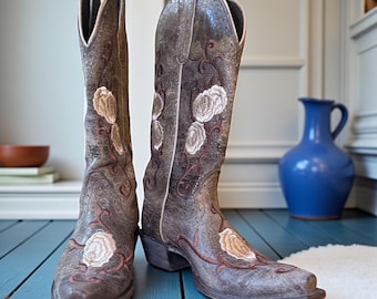 Botas vaqueras con estampado de mármol roto y bordado de rosas – Talla 6 de mujer, marca Ariat Corazón