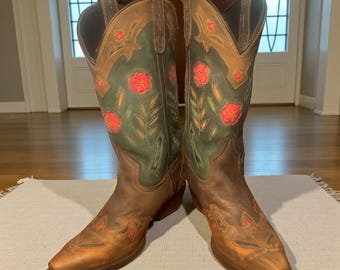 Botas vaqueras Laredo by Dan Post con incrustaciones florales: cuero verde azulado y marrón con flores rojas, talla 9 de mujer, nuevas en caja.