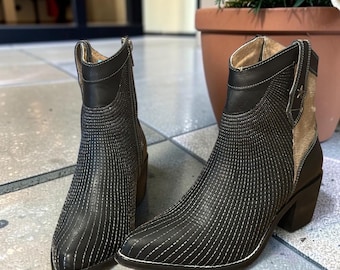 Corral Circle G Black & Silver Western Ankle Boots 8.5 Snip Toe Metallic Stitch Leather Booties