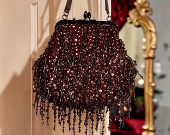 Bolso de noche vintage Nicole Miller con cuentas de bronce: bolso de mano con marco de satén color chocolate, correa y cadena.
