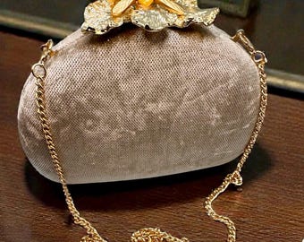Bolso bandolera con marco floral de libélula de House of Harlow, de 1960, en perfecto estado.