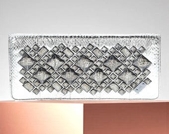 Clutch con relieve de pitón plateado metalizado: bolso geométrico de Rafe New York