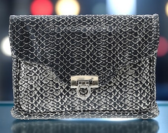 Elaine Turner Bella Clutch: Bolso de noche de piel repujada plateada, hecho a mano en Nueva York