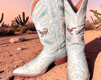 Botas vaqueras vintage Alacrán de Durango de avestruz, color azul hielo, con bordado de escorpión y cocodrilo, talla 10 para mujer, México.