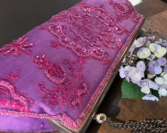 Bolso de noche vintage Moyna morado bordado / Bolso de mano de seda con cuentas y correa de cadena / Bolso formal de lentejuelas color frambuesa con capacidad para teléfono