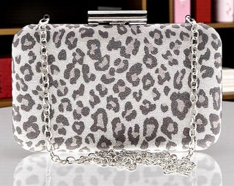 Bolso de mano rígido cruzado con estampado de leopardo de Sondra Roberts - Bolso de noche plateado con purpurina