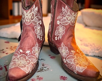 Corral Rose Brocade Leather Cowboy Boots with White Floral Embroidery – Women’s Size 6