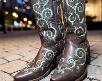 Cavender’s Mexican Made Snip Toe Cowboy Boots Size 9B Brown Leather Green Scroll Inlay