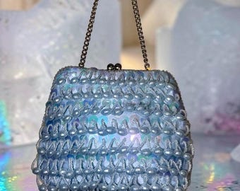 Bolso de noche azul hielo iridiscente con cuentas – Mini bolso de mano con diseño de celosía escultural, Vintage La Regale Hong Kong
