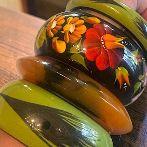 Vintage Lucite Bangle Stack – Hand-Painted Floral Sapfir + Tortoise + Green Feather Bangles, 1980s Statement Set