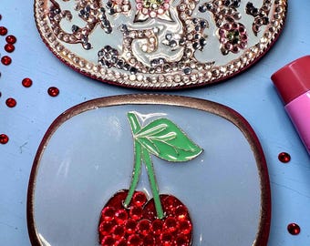 Conjunto de hebillas de cinturón vintage con diseño floral de cerezas: Par retro con pedrería y esmalte