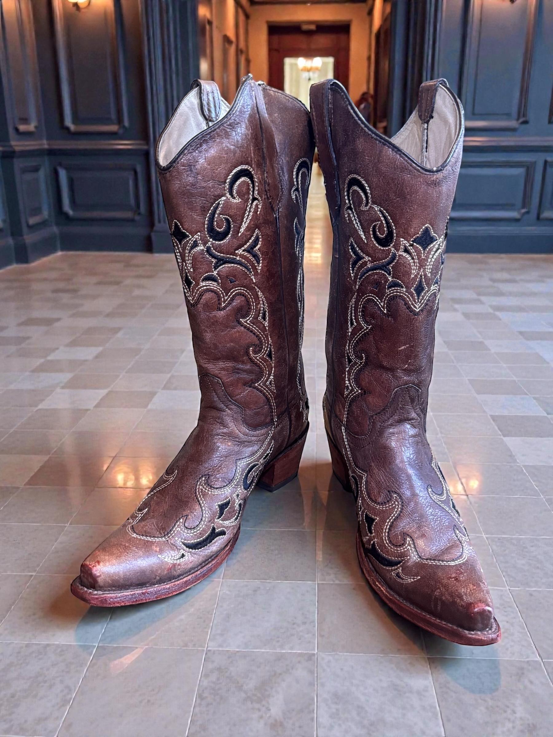 Circle G - 9.5d- Caiman Belly- Almond toe - leather in great condition Animal Print Leather Upper Cushioned Western Boots for Men  main image 3