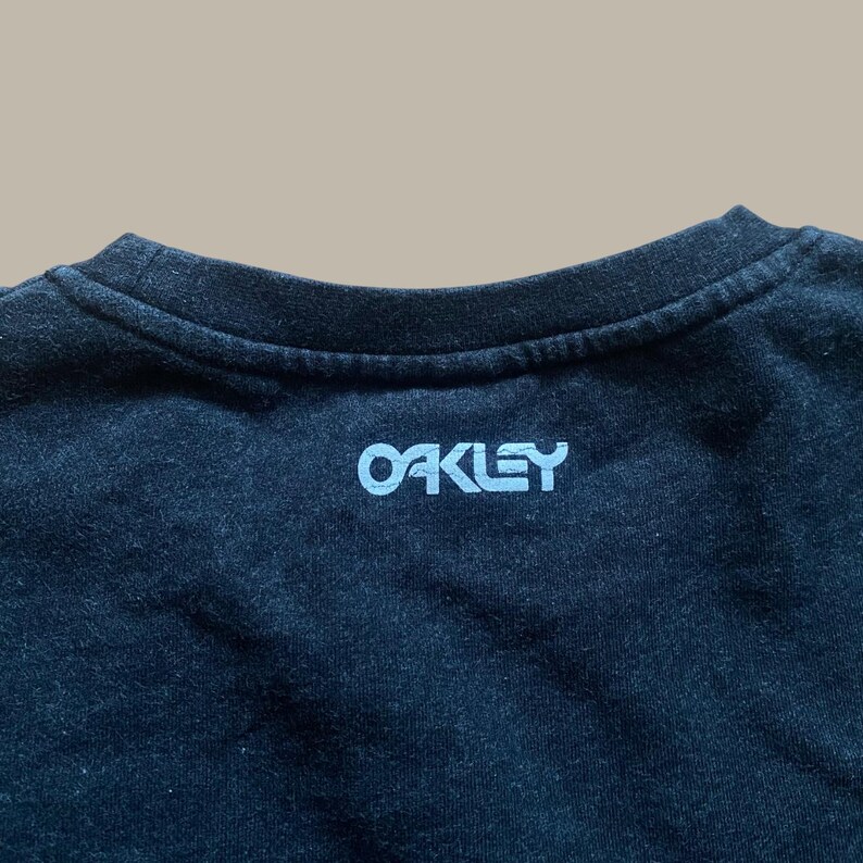 Oakley svart tröja med rund hals, solglasögon med grafik, specialdesignad pullover i Portugal bild 6