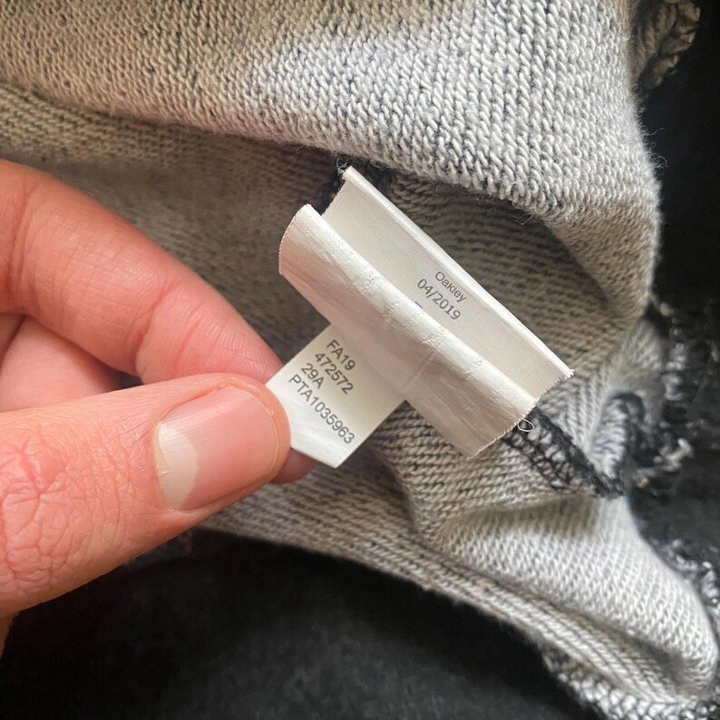 Oakley svart tröja med rund hals, solglasögon med grafik, specialdesignad pullover i Portugal bild 7
