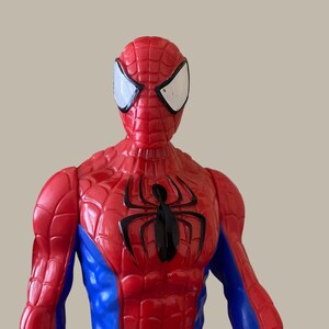 Puede incluir: Figura de acci&oacute;n de Spider-Man rojo y azul. La figura tiene una m&aacute;scara roja con lentes blancos, un torso rojo con un emblema de ara&ntilde;a negra y secciones azules en los brazos y las piernas. Juguete coleccionable.