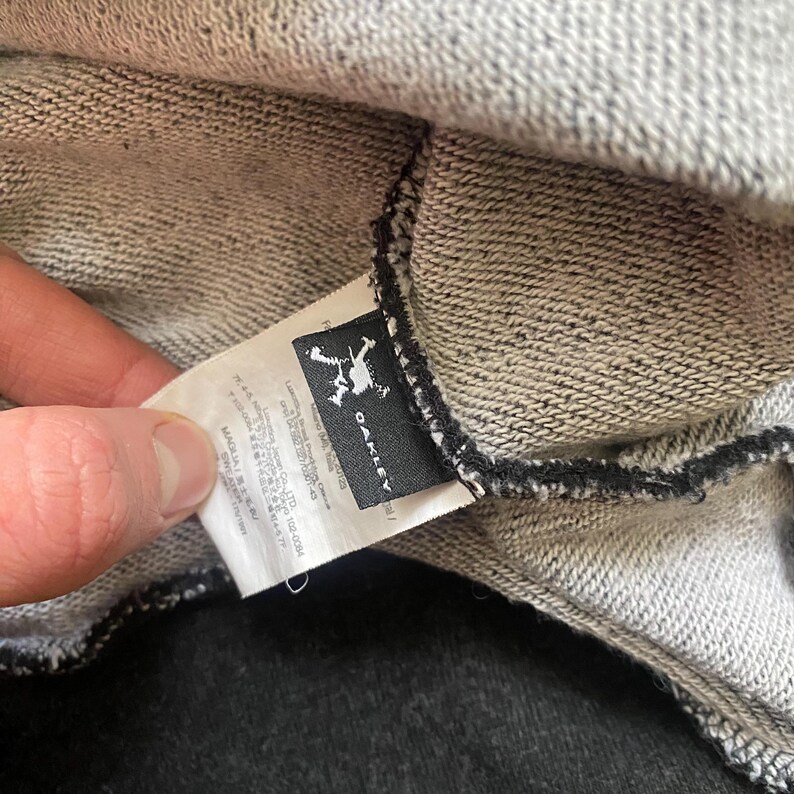 Oakley svart tröja med rund hals, solglasögon med grafik, specialdesignad pullover i Portugal bild 8
