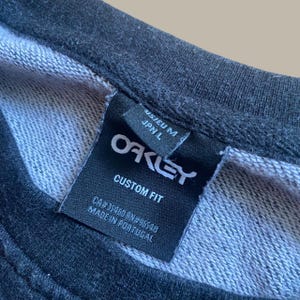 Oakley svart tröja med rund hals, solglasögon med grafik, specialdesignad pullover i Portugal bild 3