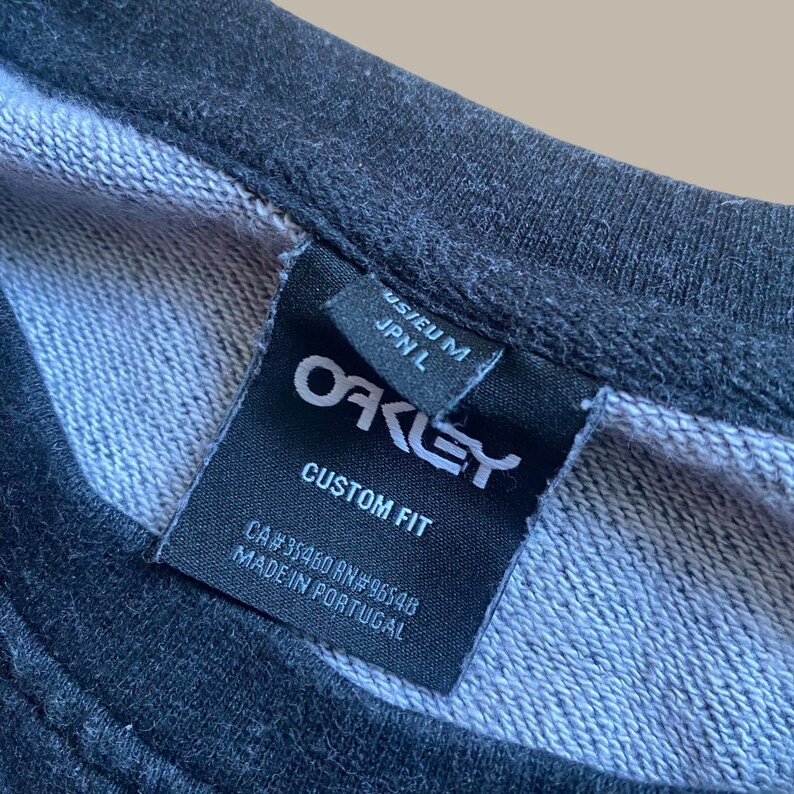 Oakley svart tröja med rund hals, solglasögon med grafik, specialdesignad pullover i Portugal bild 3