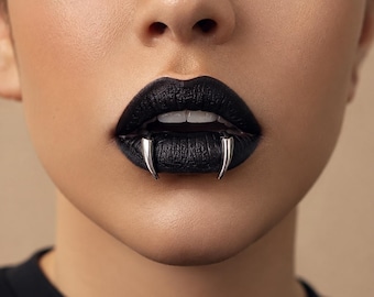 2 anillos labiales con forma de colmillo de vampiro, de acero inoxidable, sin perforación, con diseño de mordedura de serpiente (plateado/negro).